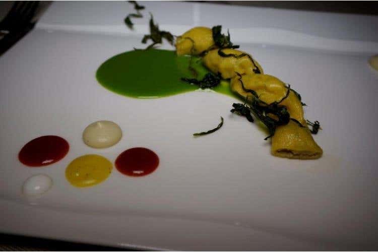 Zite arriostite con coregone affumicato, salsa di asparagi, gocce mais, eucalipto di fragole e zenzero - Sandro Serva - La Trota